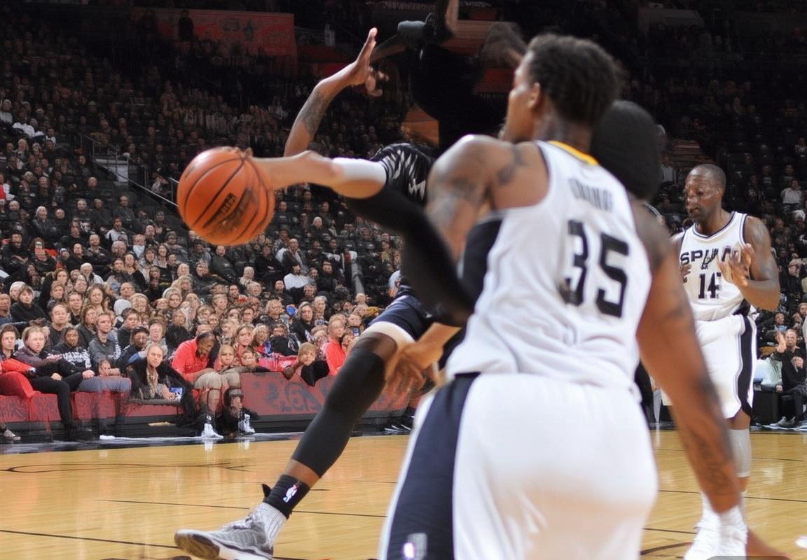 圣安东尼奥马刺力克孟菲斯灰熊：文班亚马闪耀，波波维奇重建之路现曙光